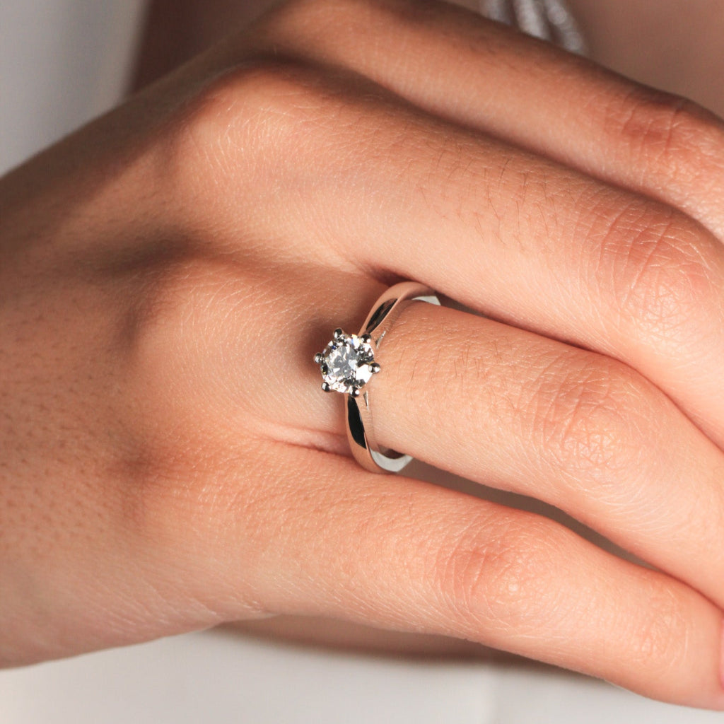 Anillo de pedida elaborado en platino 960 con un diamante solitario engastado en seis garras