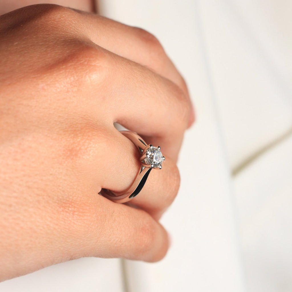 Anillo de compromiso realizado en platino 960 con un diamante solitario engastado en seis garras