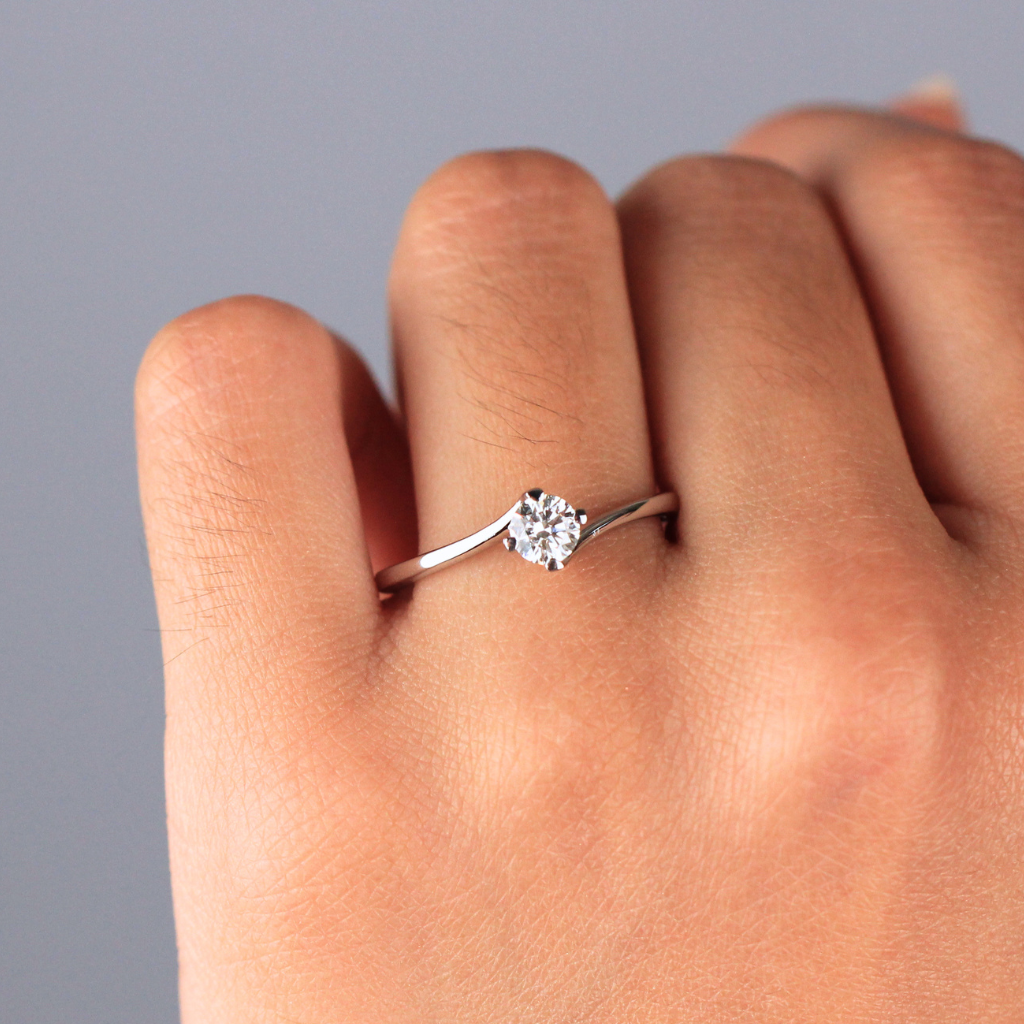 oro blanco con diamante 