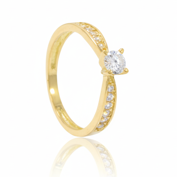 Sortija de oro amarillo de 18k con circonitas