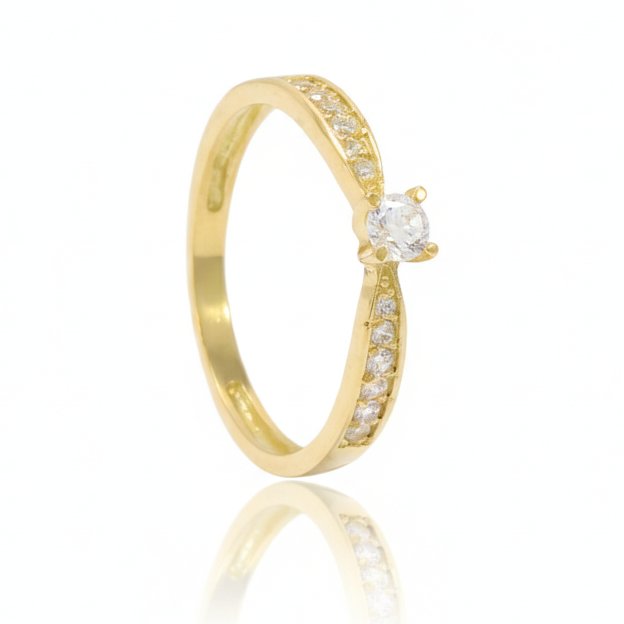 Anillo de oro amarillo de 18k con circonitas blanas