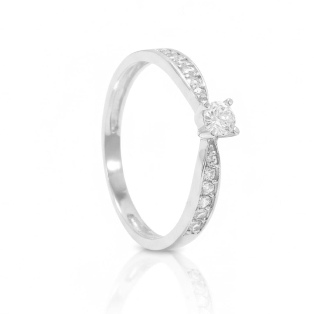 Anillo de oro blanco de 18k con circonita central y laterales