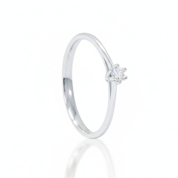 Anillo de compromiso realizado en oro blanco de 18k con un diamante solitario engastado en seis garras
