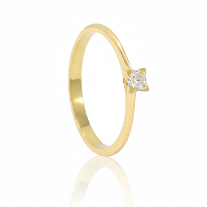Anillo solitario oro amarillo de 18k con un diamante talla brillante engastado en cuatro garras