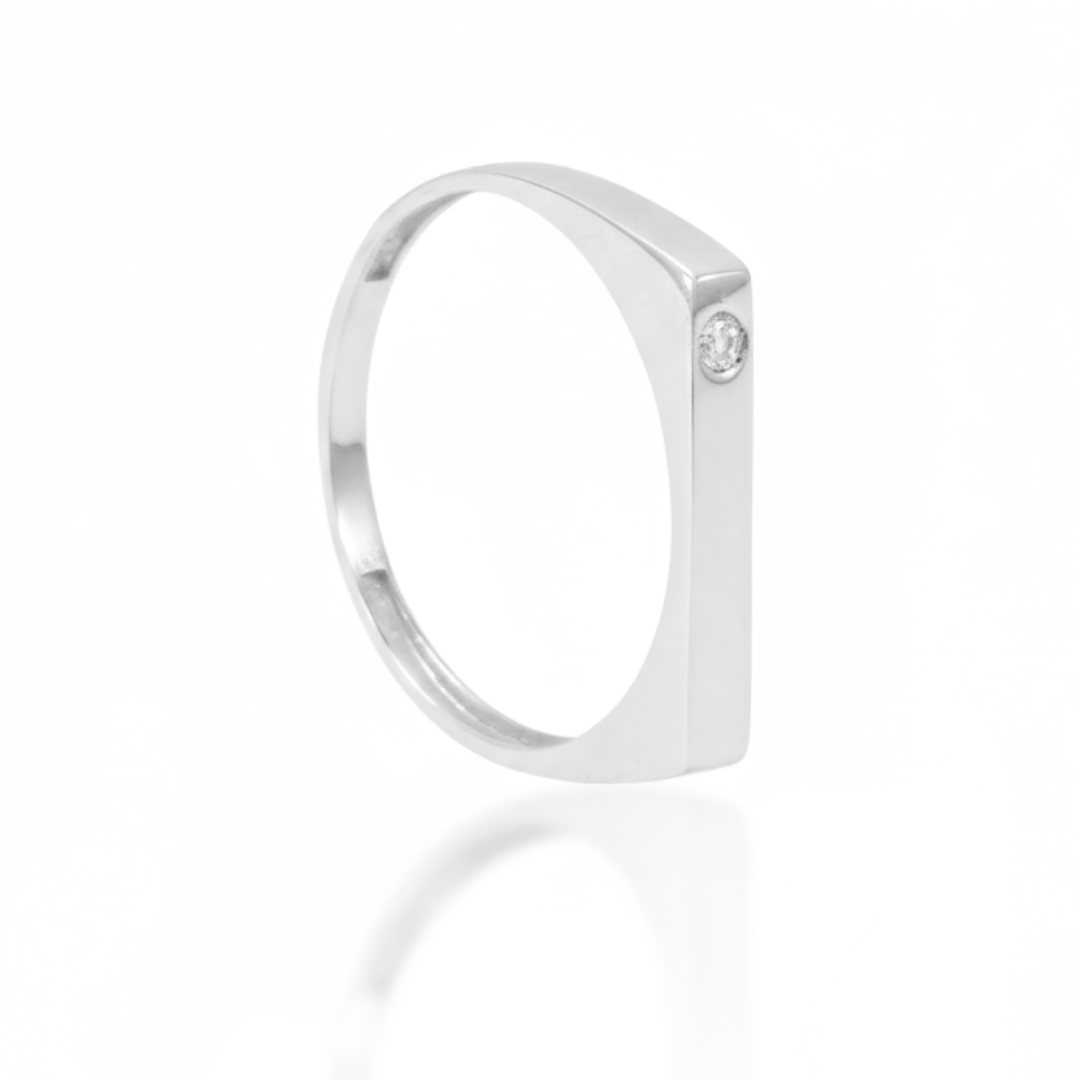 Anillo minimalista realizado en oro blanco de 18k con un diamante