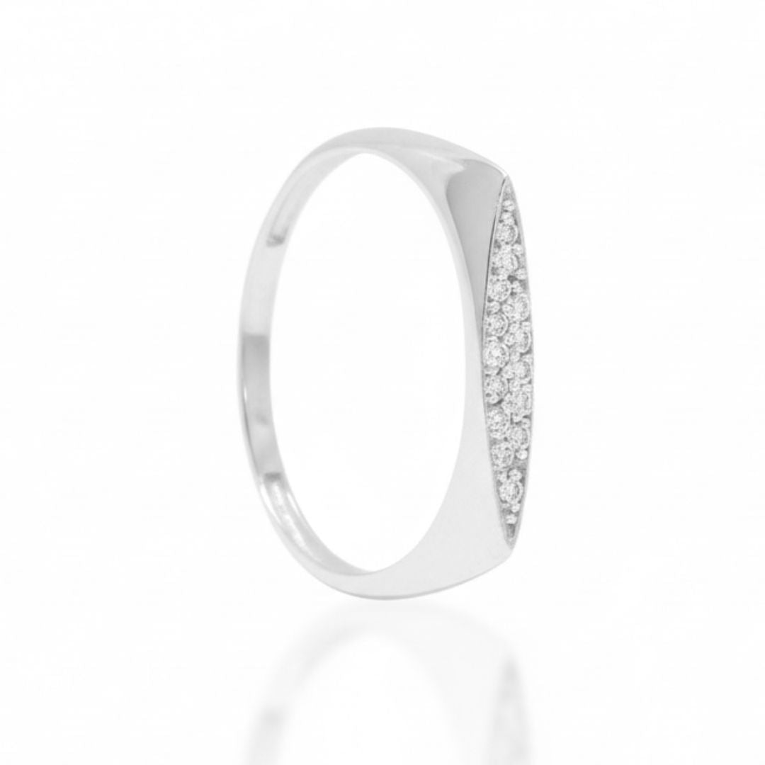 Anillo minimalista realizado en oro blanco de 18k con diamantes