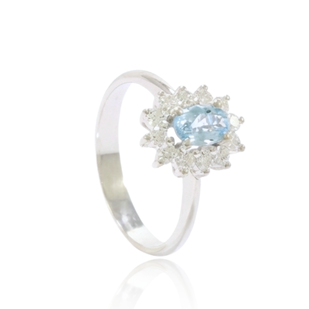 Anillo de compromiso estilo lady di con aguamarina orla de diamantes realizado en oro blanco de 18 quilates