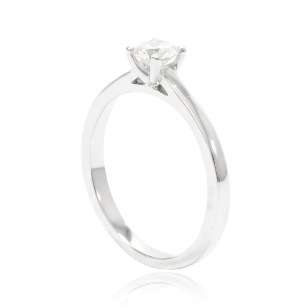 Anillo de oro blanco de 18k con diamante solitario