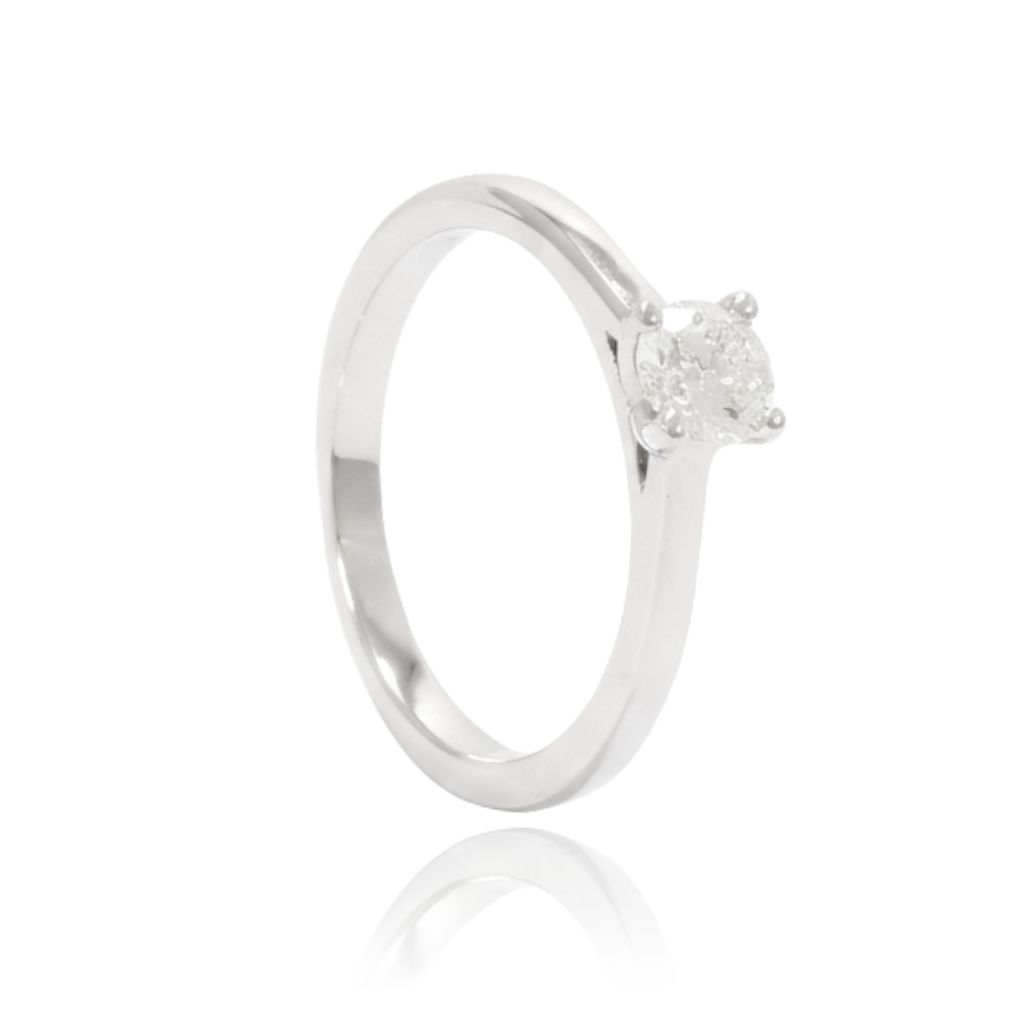Anillo de compromiso de oro blanco de 18k con diamante solitario