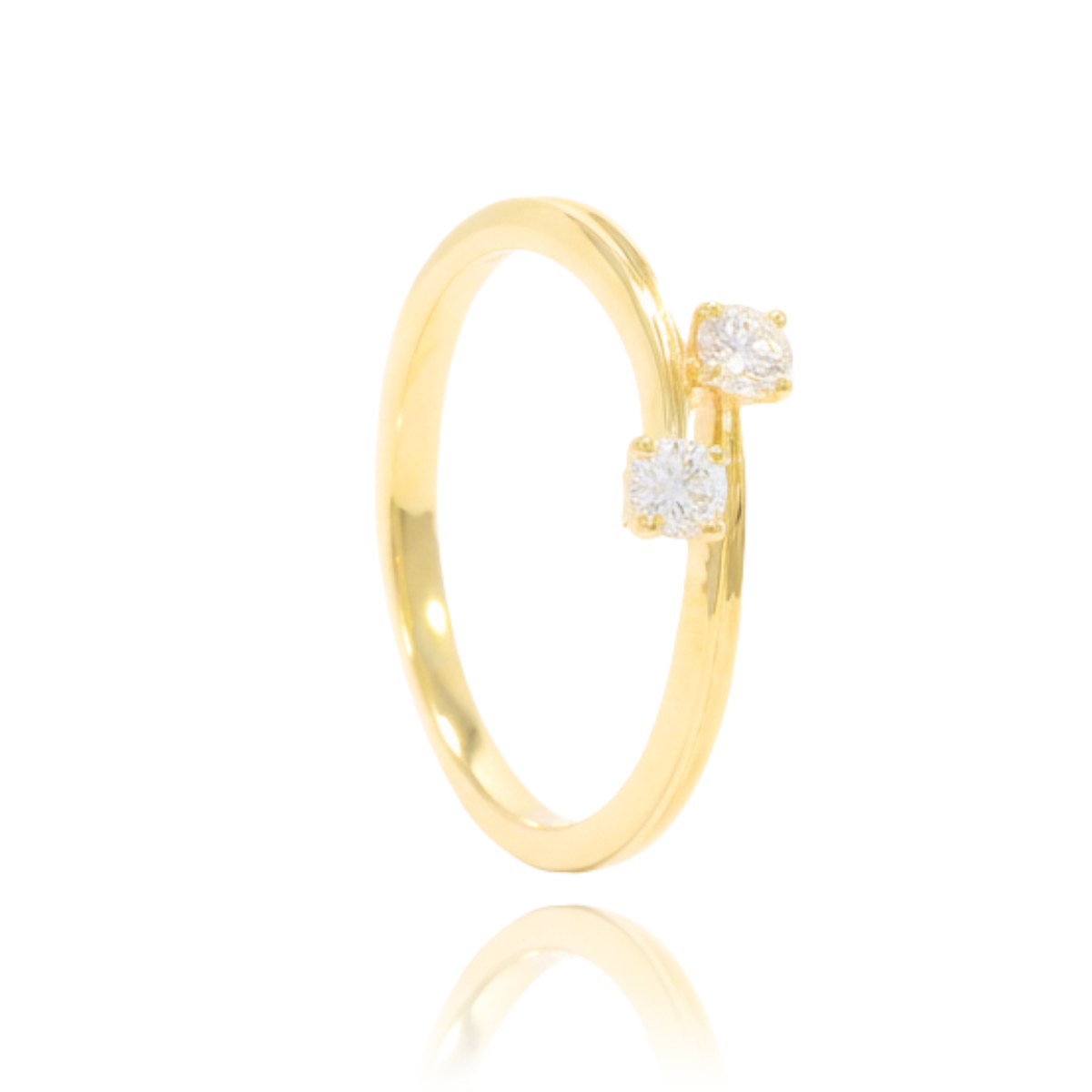 anillo en oro amarillo de 18 quilates con dos diamantes