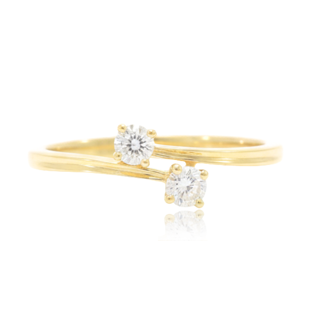 anillo en oro amarillo de 18 quilates con dos diamantes 