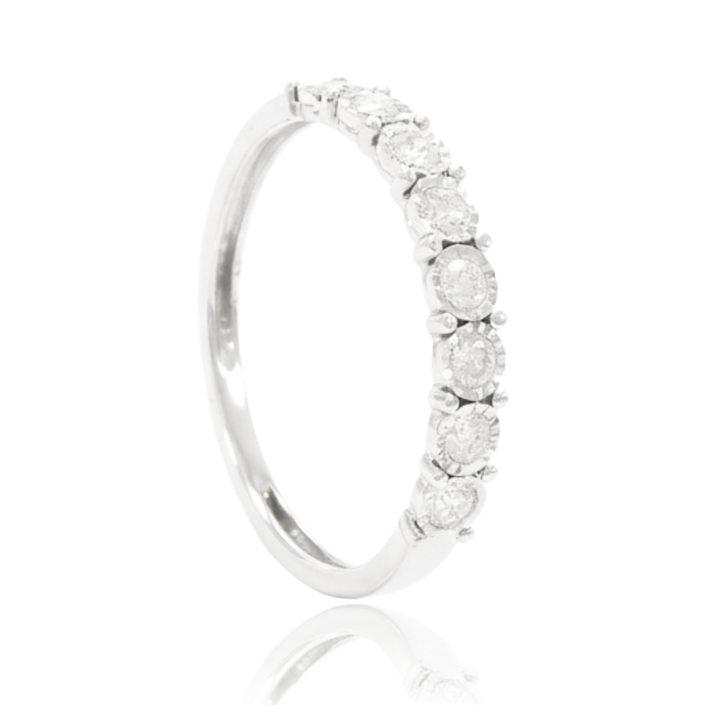 anillo tipo carril en oro blanco de 18 quilates y diamantes