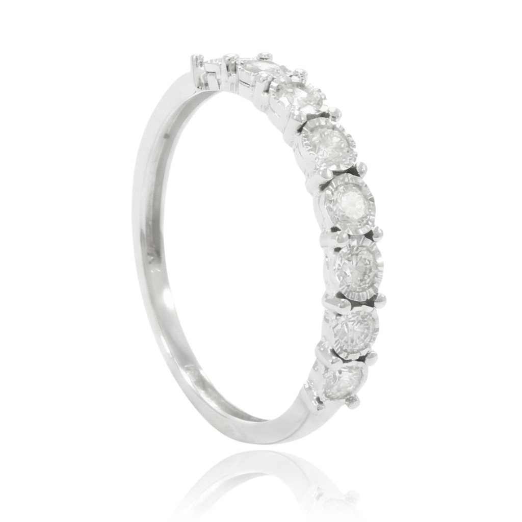 anillo tipo carril en oro blanco de 18 quilates con circonitas