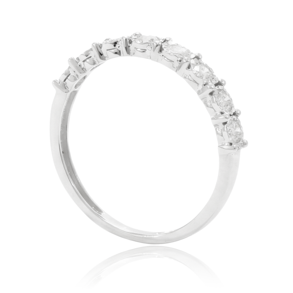 anillo tipo carril en oro blanco de 18 quilates con ocho diamantes