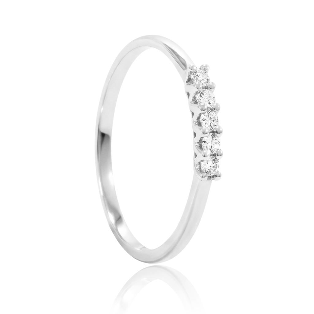 anillo compromiso tipo carril en oro blanco de 18 quilates con cinco diamantes