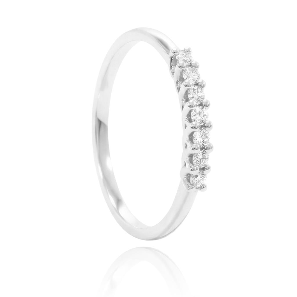 anillo de compromiso estilo carril en oro blanco de 18 quilates con 7 diamantes