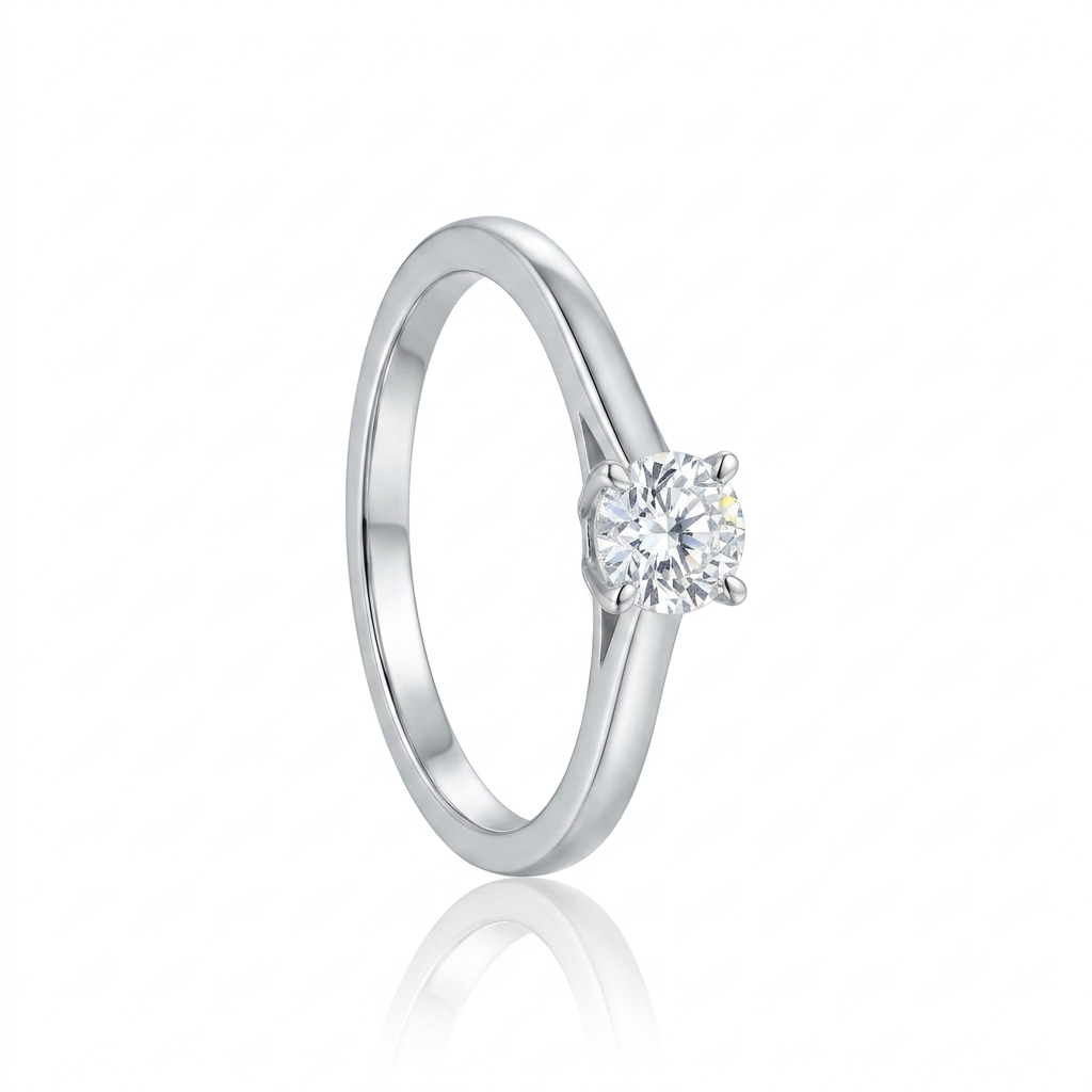 Sortija solitario realizada en oro blanco de 9 quilates con un diamante sintético, también denominado diamante de laboratorio, con un peso de 0,25 ct. Calidad: F-VS.