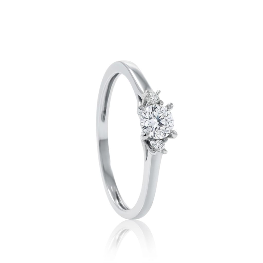 Sortija realizada en oro blanco de 9 quilates con tres diamantes sintéticos, también denominados diamantes de laboratorio, con un peso total de 0,27 ct. Calidad: F-VS.