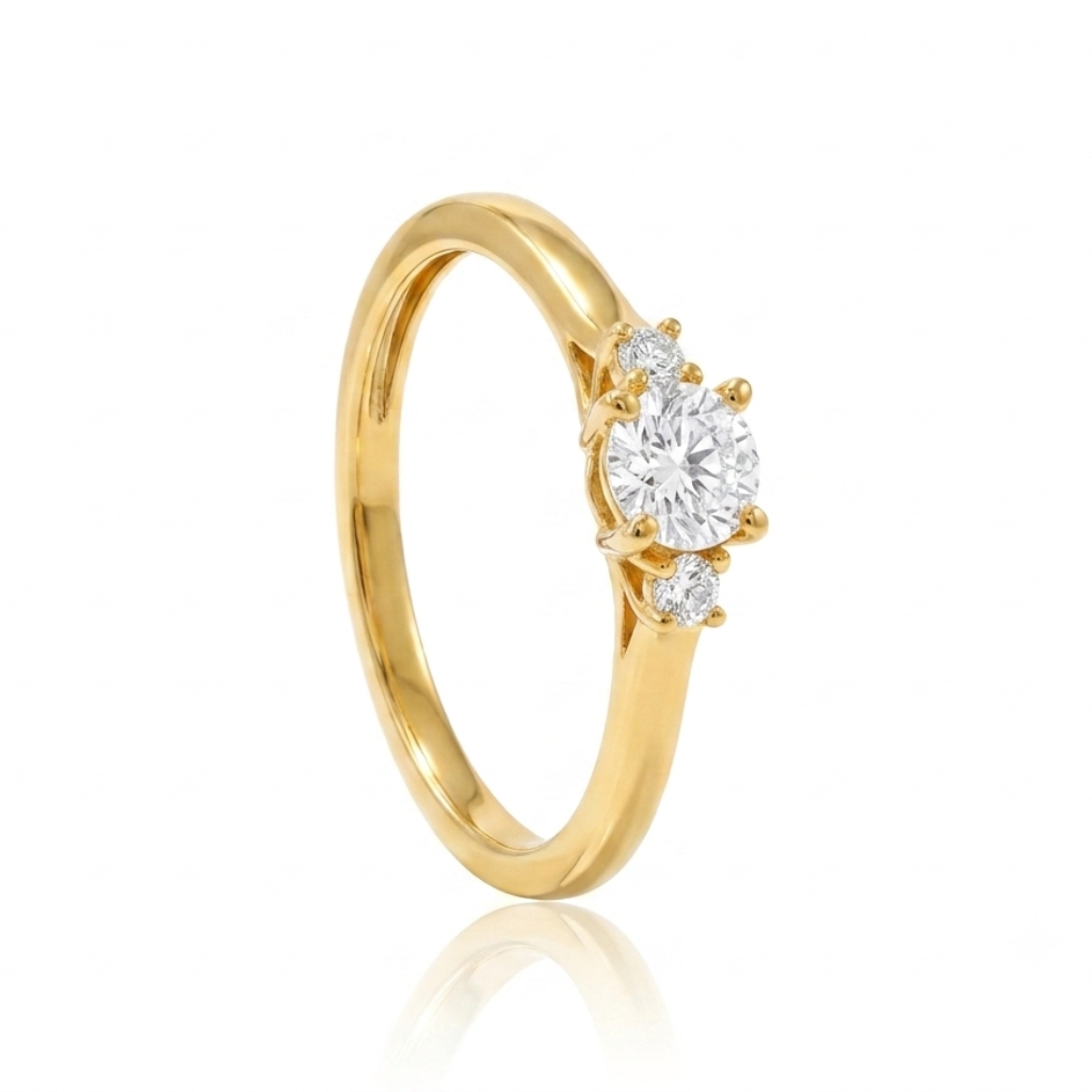 Sortija realizada en oro amarillo de 9 quilates con tres diamantes sintéticos, también denominados diamantes de laboratorio, con un peso total de 0,27 ct. Calidad: F-VS.