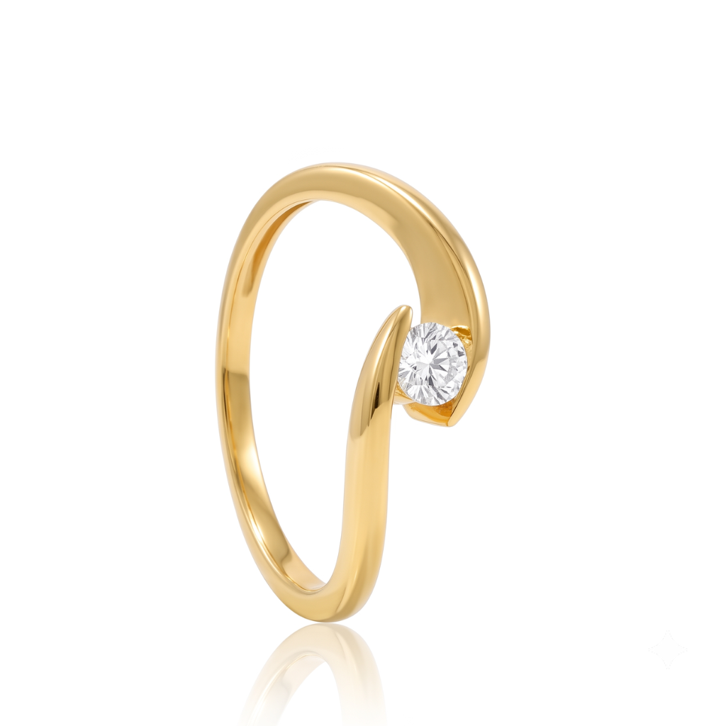 Sortija realizada en oro amarillo de 9 quilates con tres diamantes sintéticos, también denominados diamantes de laboratorio, con un peso total de 0,27 ct. Calidad: F-VS.