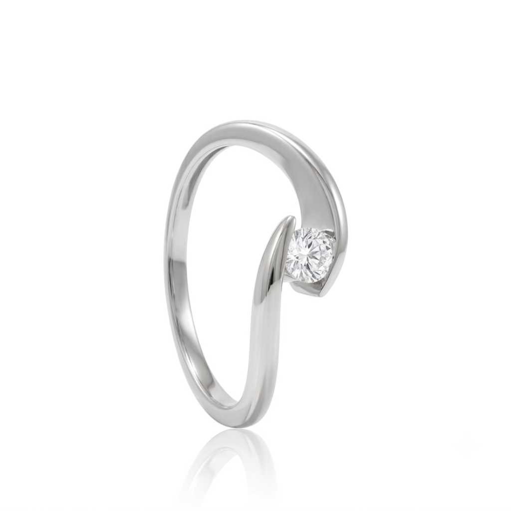 Sortija realizada en oro blanco de 9 quilates con un diamante sintético, también denominado diamante de laboratorio, con un peso de 0,20 ct.
Calidad: F-VS.
