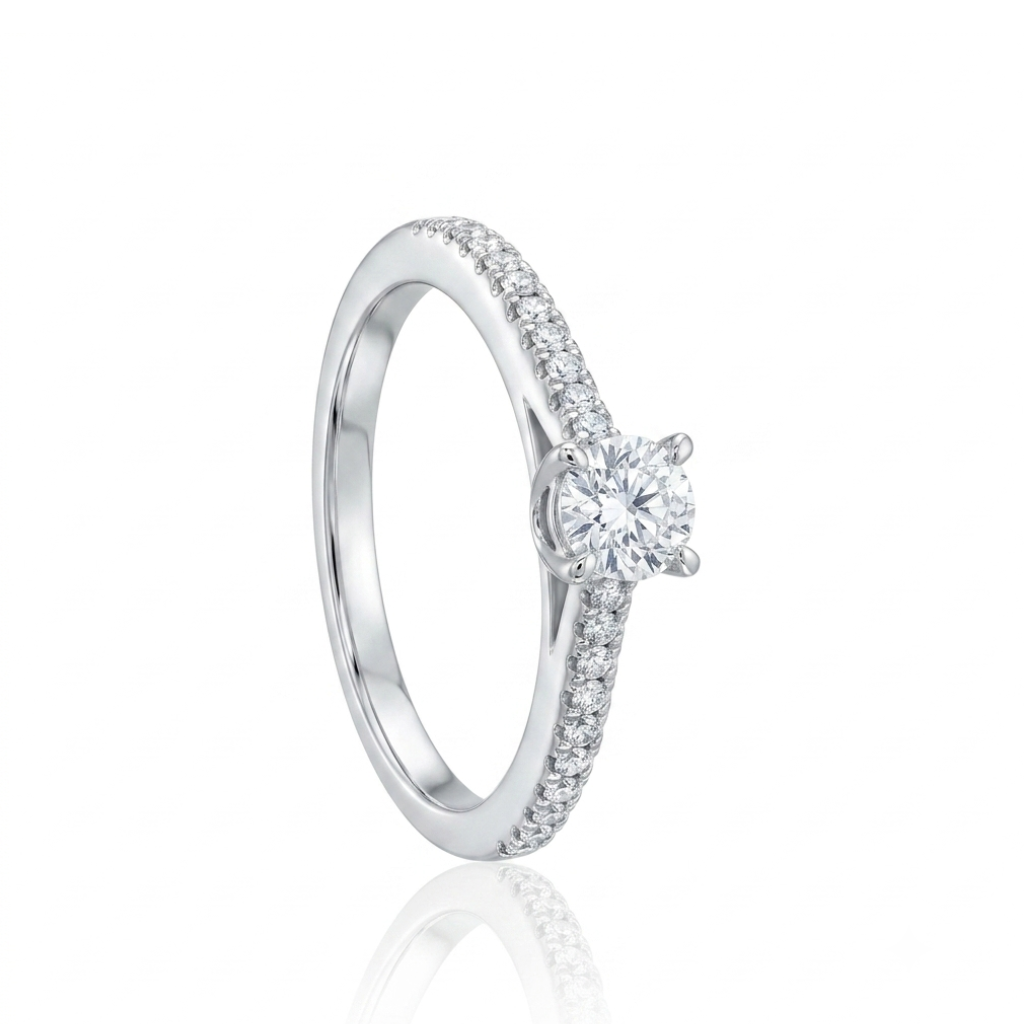 Sortija realizada en oro blanco de 9 quilates con un diamante sintético central acompañado por 20 diamantes sintéticos engastados en el brazo (10 a cada lado), también denominados diamantes de laboratorio, con un peso total de 0,37 ct. Calidad: F-VS