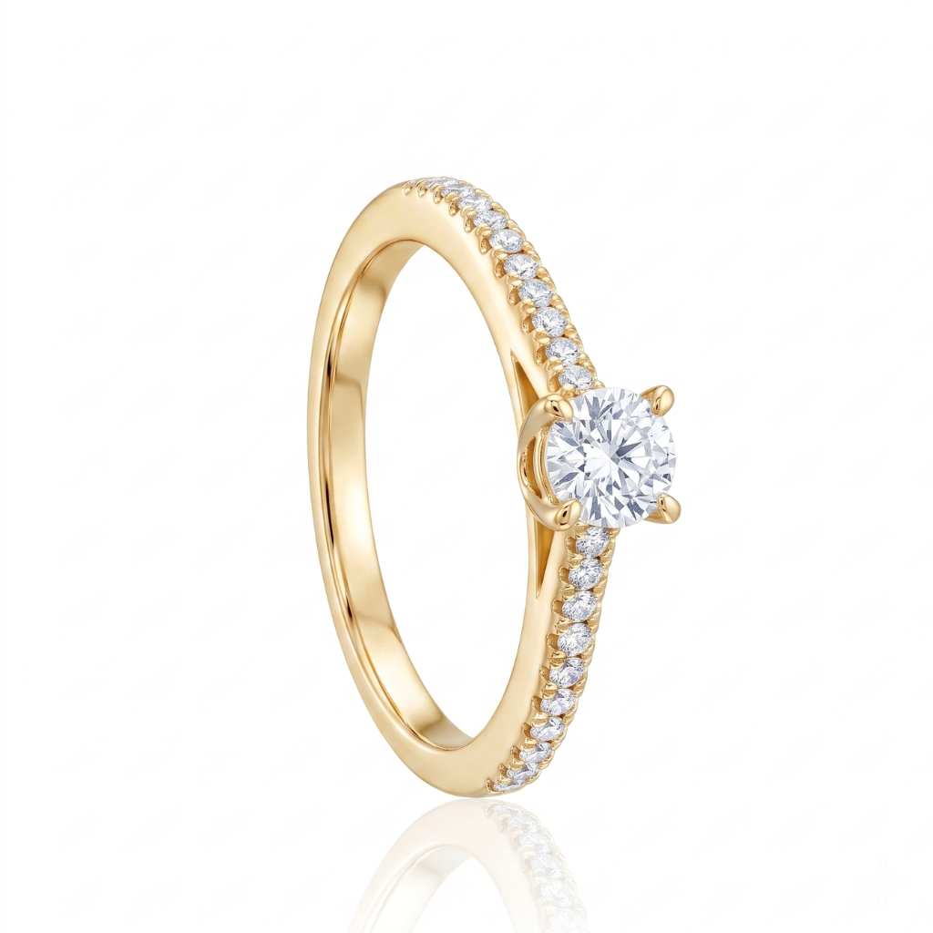 Sortija realizada en oro amarillo de 9 quilates con un diamante sintético central acompañado por 20 diamantes sintéticos engastados en el brazo (10 a cada lado), también denominados diamantes de laboratorio, con un peso total de 0,37 ct. Calidad: F-VS