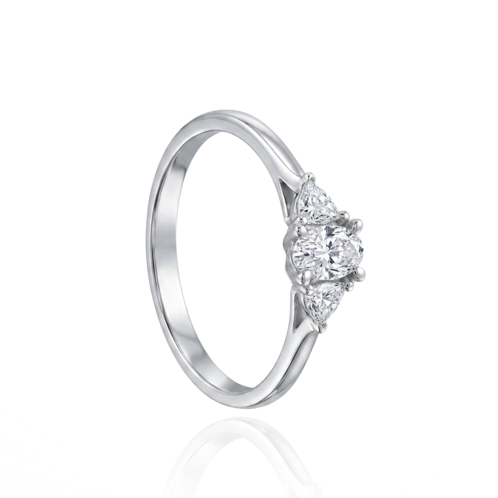 Sortija realizada en oro blanco de 9 quilates con un diamante sintético central acompañado por dos diamantes sintéticos talla trillón, también denominados diamantes de laboratorio, con un peso total de 0,38 ct. Calidad: F-VS.