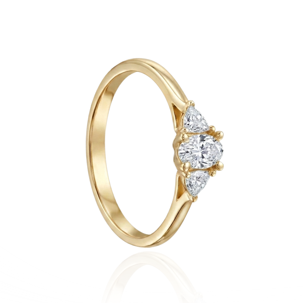 Sortija realizada en oro amarillo de 9 quilates con un diamante sintético central acompañado por dos diamantes sintéticos talla trillón, también denominados diamantes de laboratorio, con un peso total de 0,38 ct. Calidad: F-VS.
