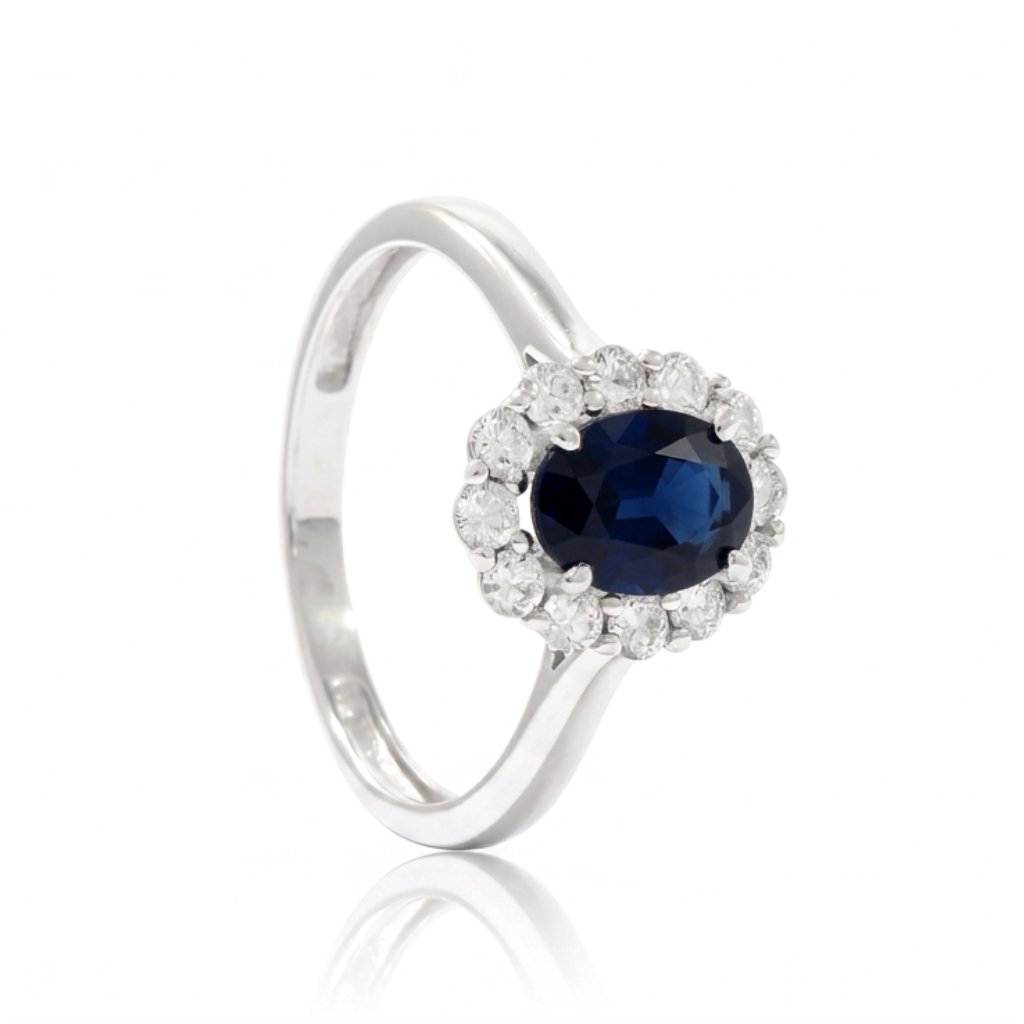 Sortija estilo Lady Di realizada en oro blanco de 9 quilates con un zafiro sintético central y una orla de 12 diamantes sintéticos, también denominados diamantes de laboratorio, con un peso total de 0,40 ct.
Calidad: F-VS.
