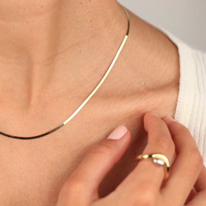 Collar estilo serpiente realizado en oro amarillo de 18k
