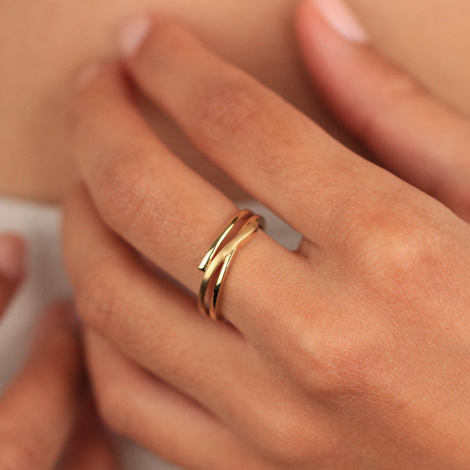 Anillo oro amarillo 18k con tres bandas entrelazadas