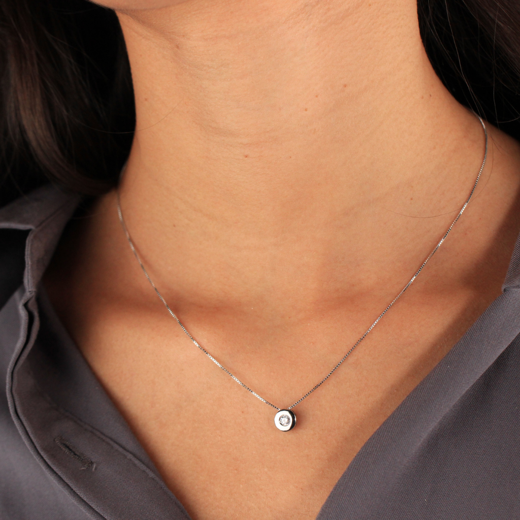 Gargantilla realizada en oro blanco de 18 quilates con un diamante solitario talla brillante engastado en chatón con un peso de 0,12cts.