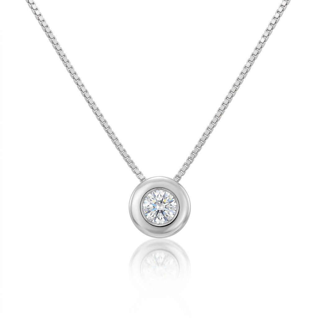 Gargantilla realizada en oro blanco de 18 quilates con un solitario de diamante natural de 0,15cts en corte brillante engastado en chatón. El colgante mide 8mm. La gargantilla tiene varias anillas multiposiciones. La más larga está a 43cm y la más corta a 40cm.