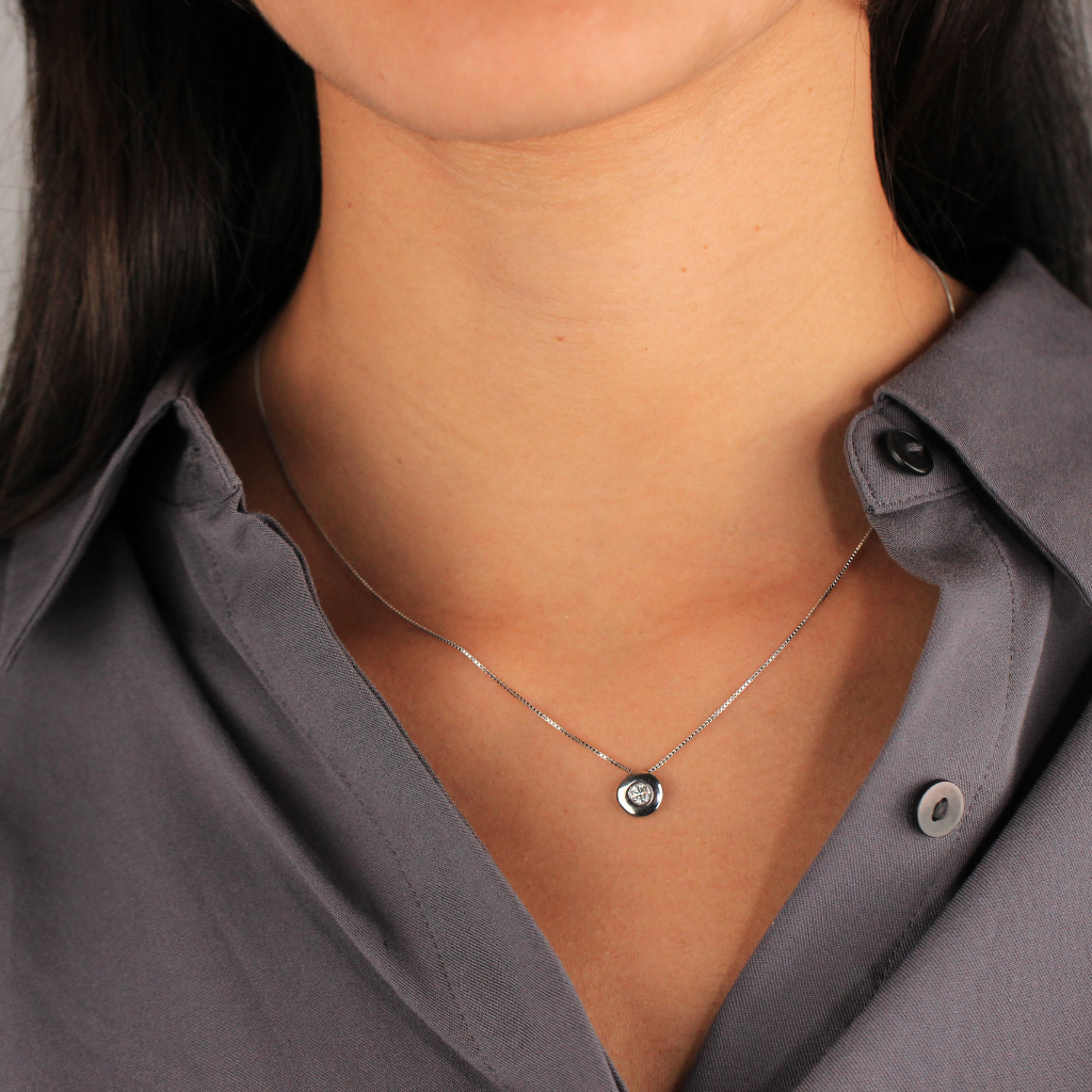 Gargantilla realizada en oro blanco de 18 quilates con un diamante solitario talla brillante engastado en chatón con un peso de 0,15cts.