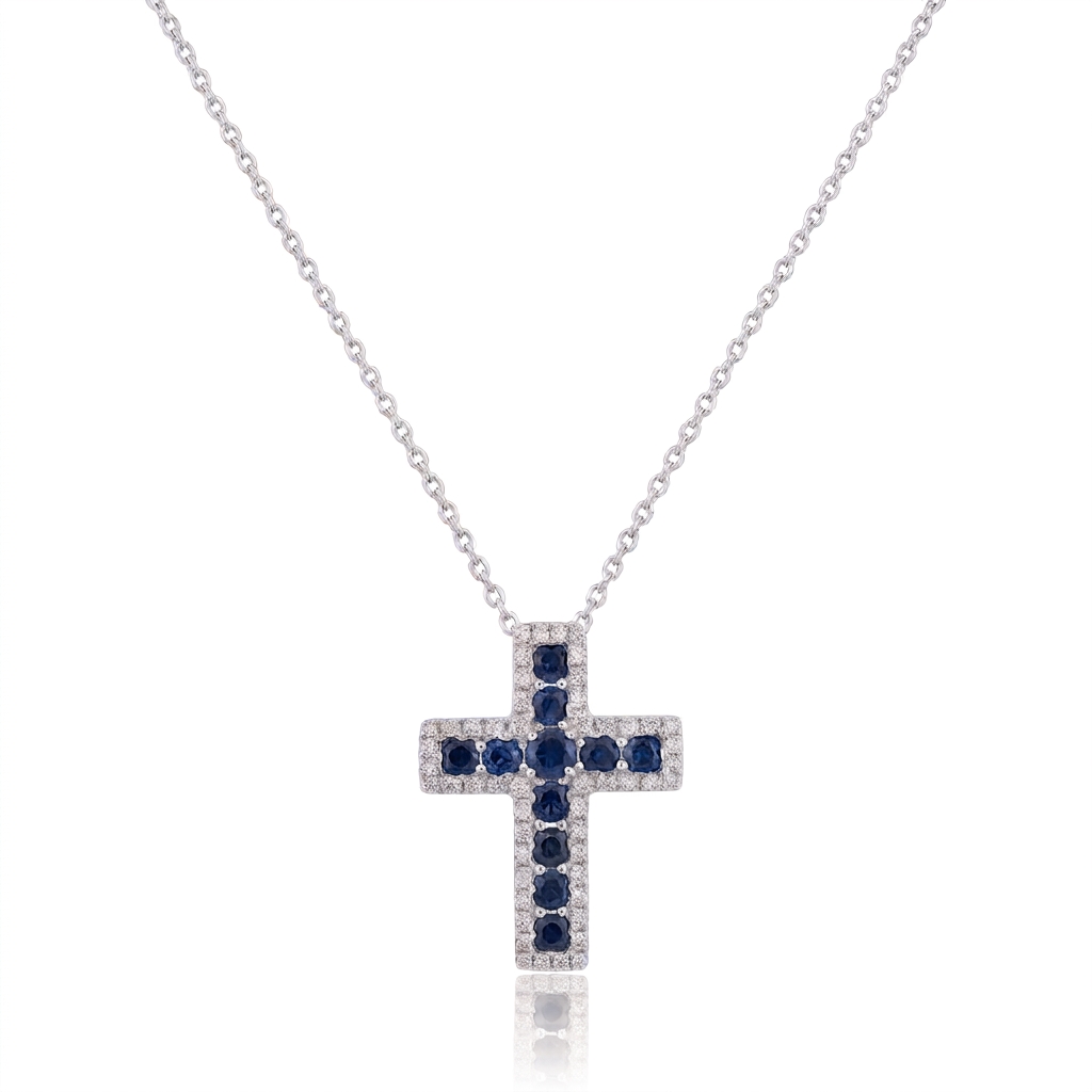 Gargantilla realizada en oro blanco de 18 quilates con un colgante de cruz de 0,35cts engastada con zafiros azules y diamantes blancos. La cruz mide 1,8cm y la cadena mide 45cm.