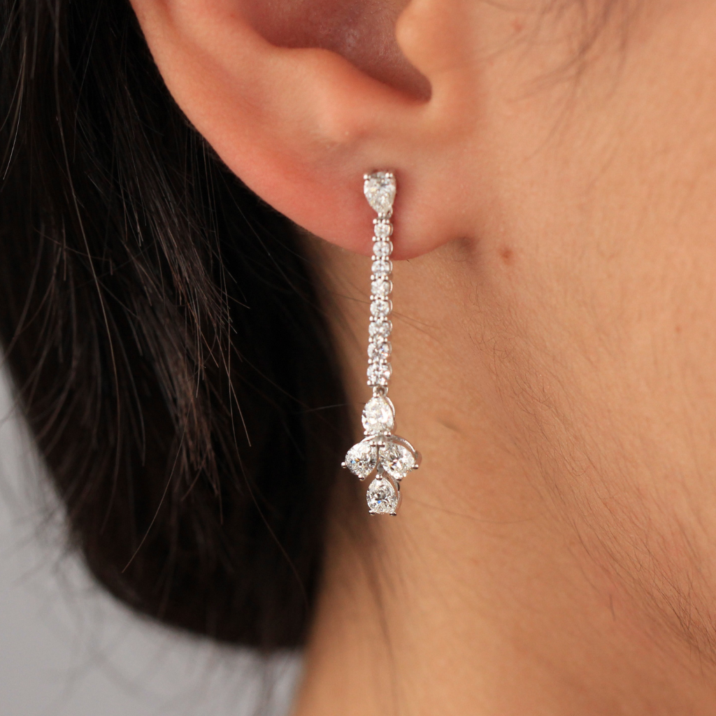 Pendientes tipo caída rivière realizados en oro blanco de 18 quilates con 16 diamantes naturales talla brillante y 10 diamantes naturales talla pera.