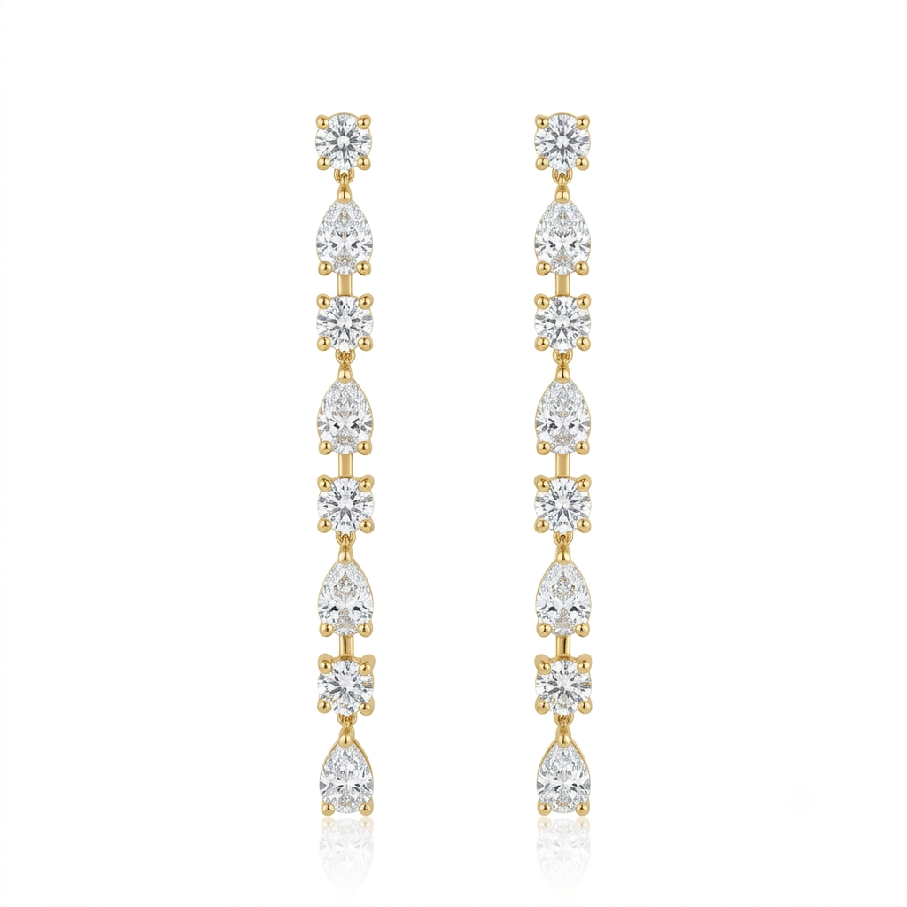 Pendientes realizados en oro amarillo de 18 quilates con 8 diamantes naturales talla brillante y 8 diamantes naturales talla pera. El peso total de los diamantes es 1,83cts.