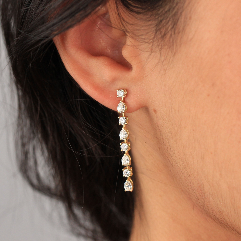 Pendientes realizados en oro amarillo de 18 quilates con 8 diamantes naturales talla brillante y 8 diamantes naturales talla pera. El peso total de los diamantes es 1,83cts.
