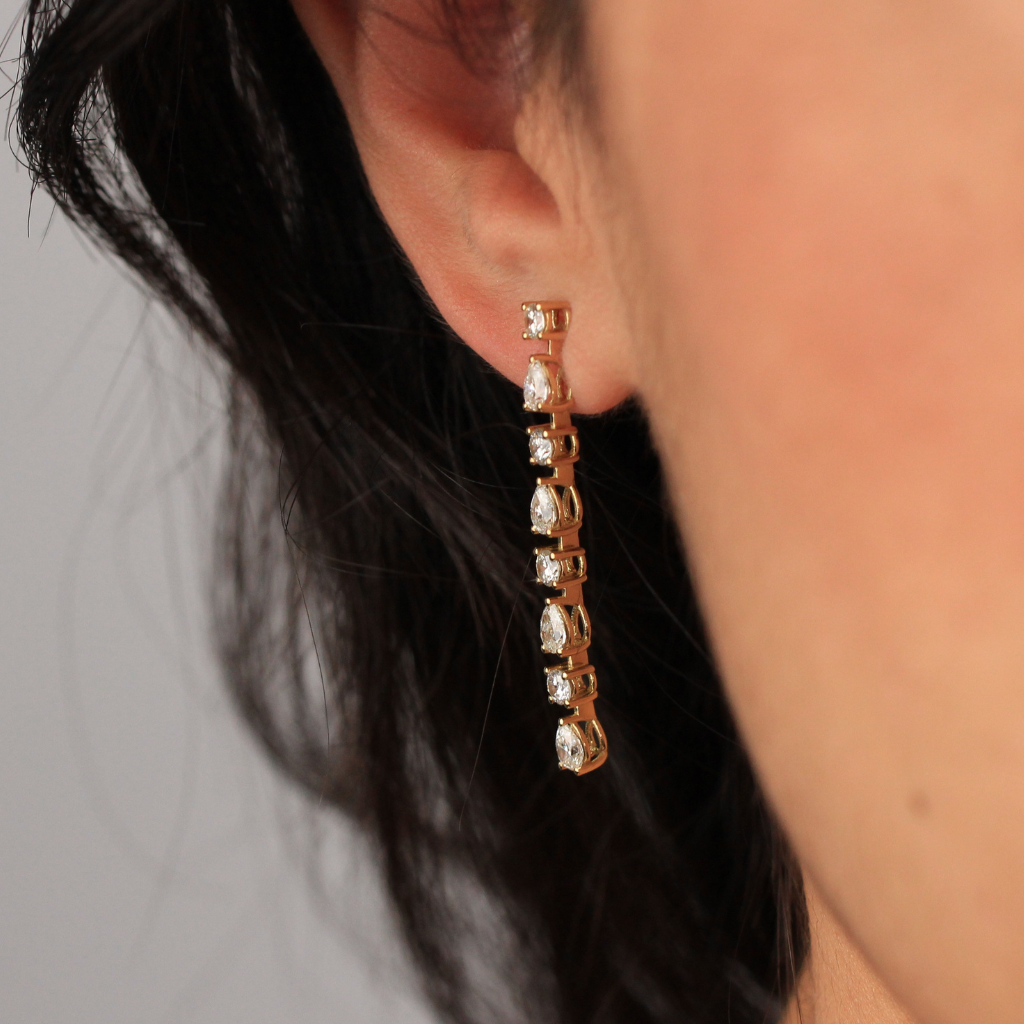 Pendientes realizados en oro amarillo de 18 quilates con 8 diamantes naturales talla brillante y 8 diamantes naturales talla pera. El peso total de los diamantes es 1,83cts.