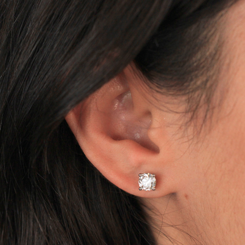Pendientes solitarios realizados en platino 950 con diamantes naturales talla brillante. El peso total de los diamantes es 1,60cts.