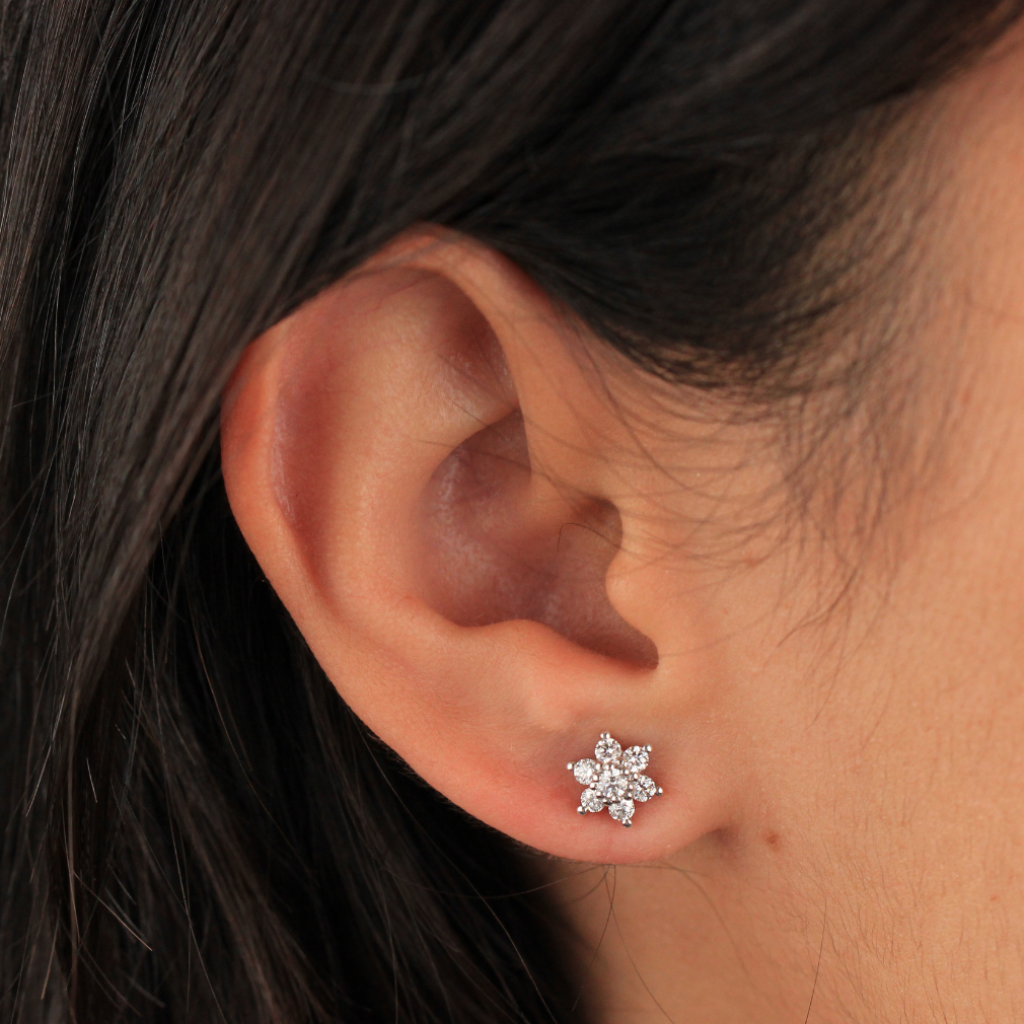 Pendientes realizados en oro blanco de 18 quilates con 14 diamantes naturales talla brillante. El peso total de los diamantes es 0,44cts.