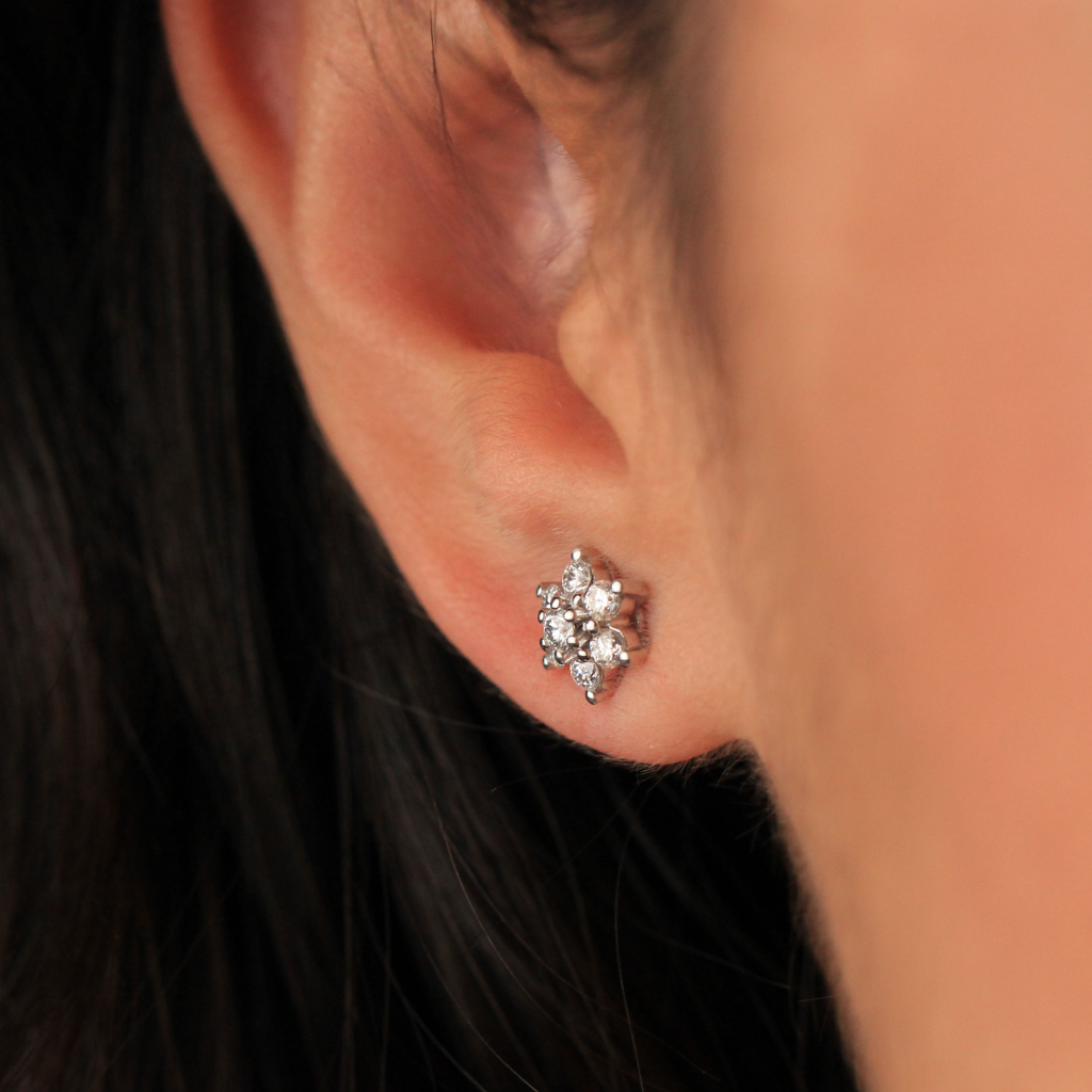 Pendientes realizados en oro blanco de 18 quilates con 14 diamantes naturales talla brillante. El peso total de los diamantes es 0,44cts.