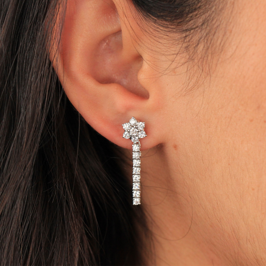 Pendientes tipo rivière con diseño floral, realizados en oro blanco de 18 quilates con 30 diamantes naturales talla brillante. El peso total de los diamantes es 1,13cts.