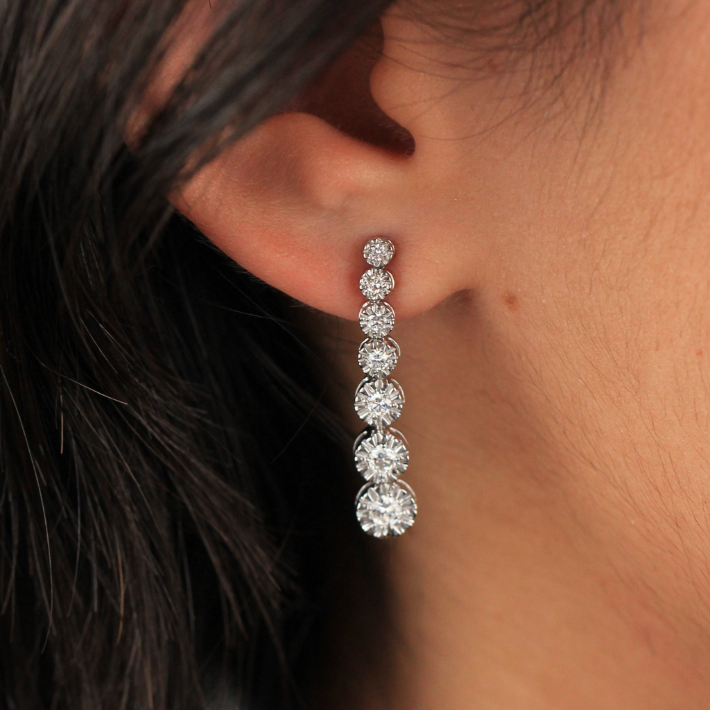 Pendientes realizados en oro blanco de 18 quilates con 14 diamantes naturales talla brillante. El peso total de los diamantes es 0,67cts.
