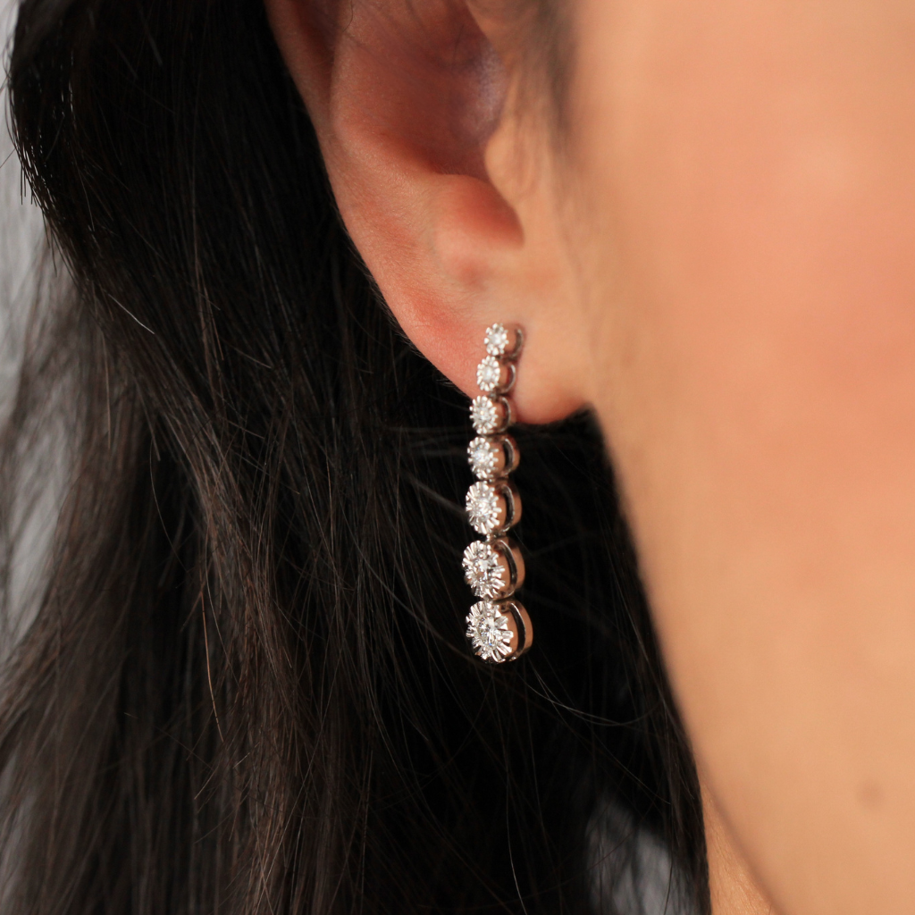 Pendientes realizados en oro blanco de 18 quilates con 14 diamantes naturales talla brillante. El peso total de los diamantes es 0,67cts.