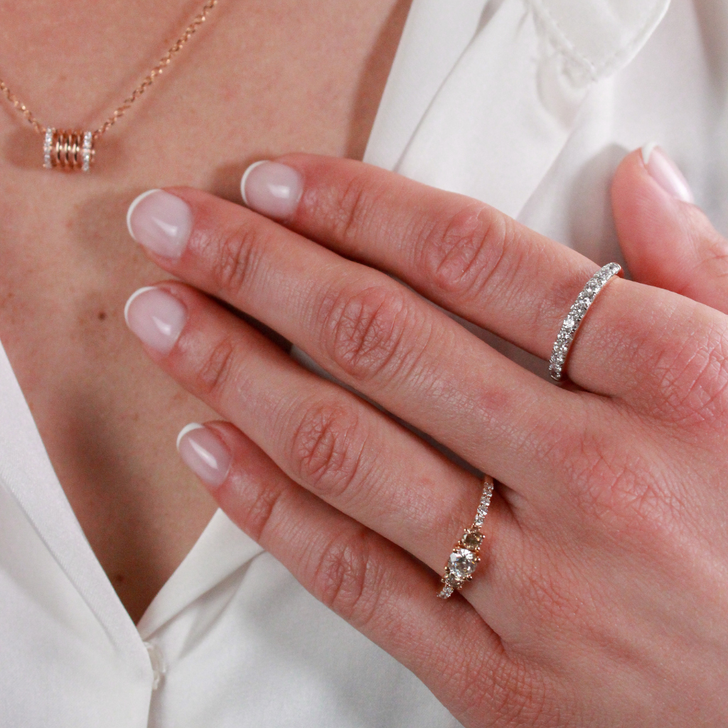 Anillo carril rosa con diamantes. Joyería Pamplona