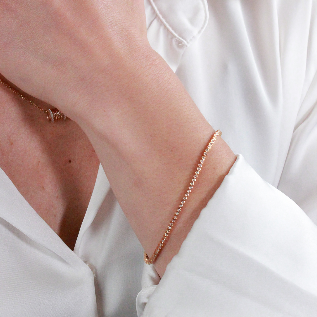 Pulsera en oro rosa de 18 quilates riviere engarzada 99 diamantes. Joyería Pamplona.