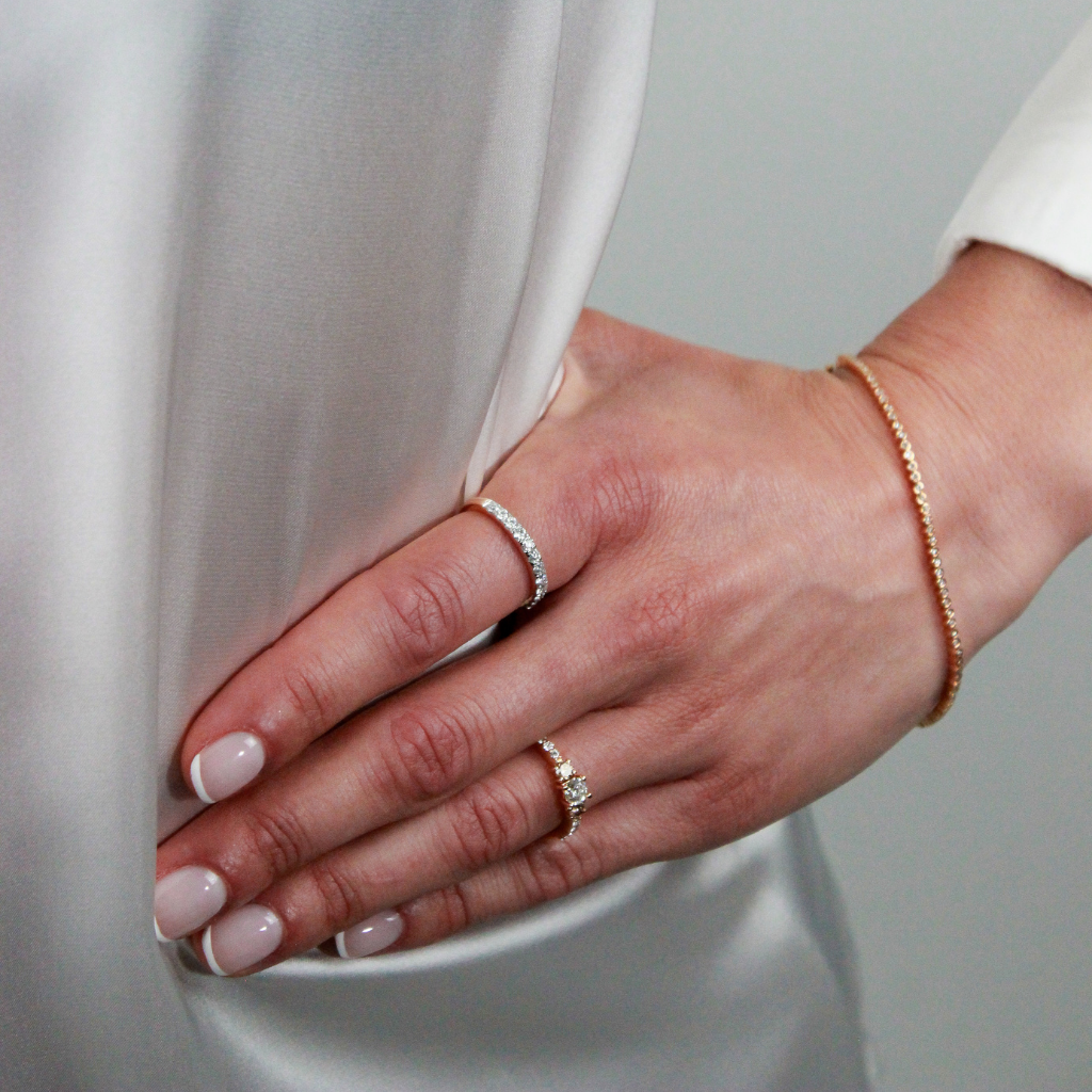 Anillo carril rosa con diamantes. Joyería Pamplona