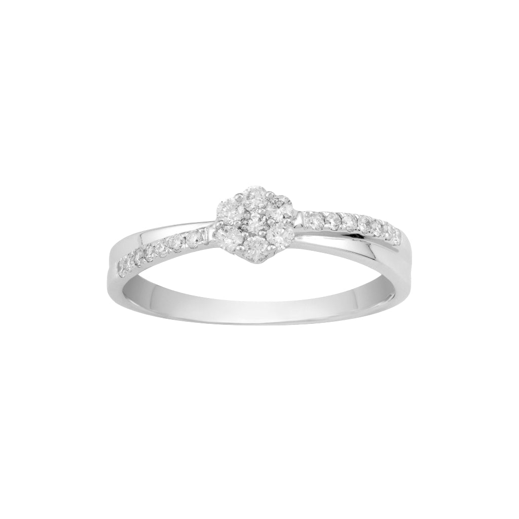 Sortija en oro blanco de 18 quilates con 7 diamantes centrales y brazo cruzado semicuajado en diamantes. Joyería Pamplona.
